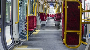 moderne Straßenbahn mit Linoleum Kautschuk Bodenbelag - moderne Straßenbahn mit Linoleum Kautschuk Bodenbelag