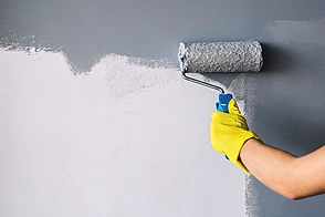 Auftragen von Farbe an der Wand mit einem Farbabroller - Auftragen von Farbe an der Wand mit einem Farbabroller